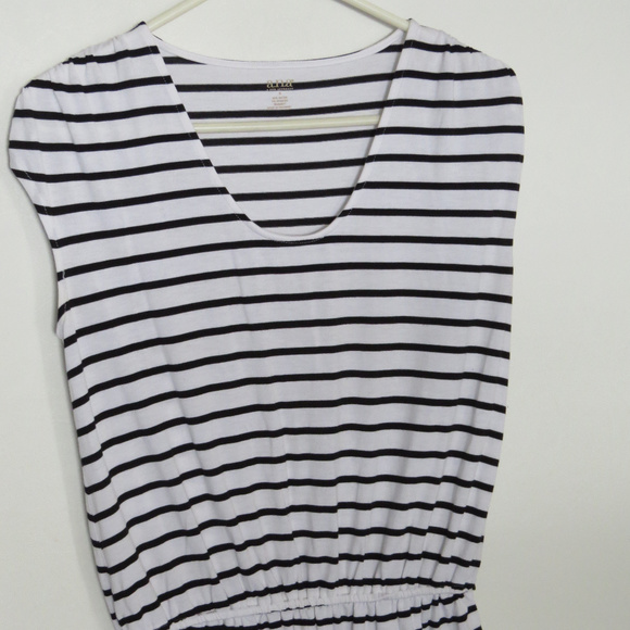a.n.a. Tops - a.n.a. Stylish Black and White top - Like New!
